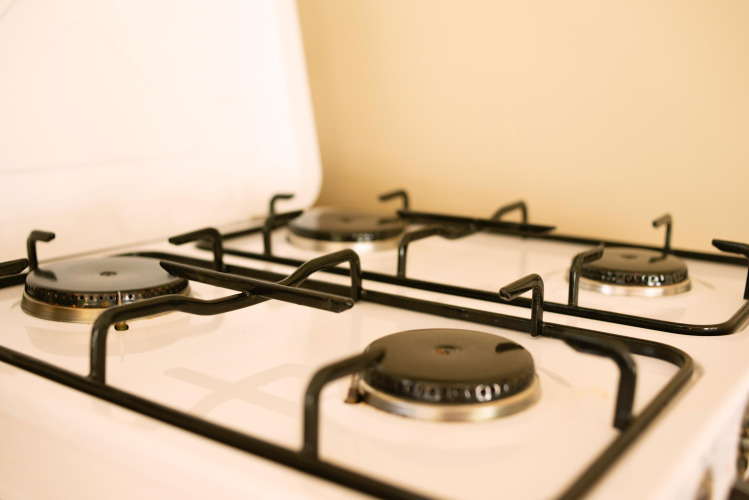 Gros plan sur une cuisinière à gaz dans une tiny house à Zomerhuisjes, Beloofde Land aux Pays-Bas.