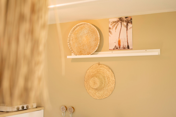 Wanddecoratie in een tiny house bij Zomerhuisjes op Beloofde Land, Nederland, met manden en foto.
