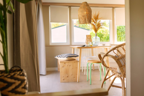 Coin repas lumineux et chaleureux dans une tiny house à Zomerhuisjes, Beloofde Land, Pays-Bas.
