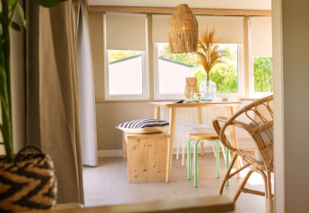 Lyst og hyggeligt spiseområde i et lille hus ved Zomerhuisjes, Beloofde Land, Nederlandene.