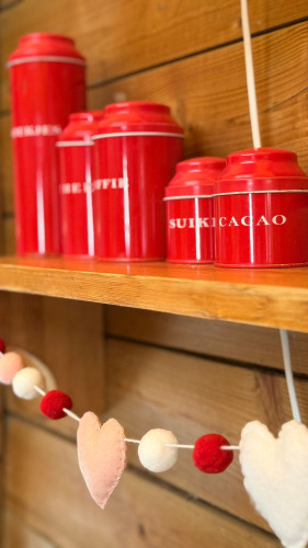 Botes rojos y guirnalda de corazones en estante de madera en el lodge Zweedse Huisjes, Beloofde Land, Países Bajos.