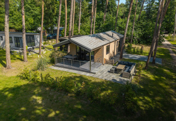 Chalet con terrazza al Bospark Markelo nei Paesi Bassi, patio ampio immerso nella natura, giornata di sole.