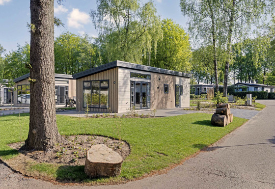 Stijlvolle Nova lodge voor 4 personen met tuin, gelegen in een groene, rustige omgeving met bomen.