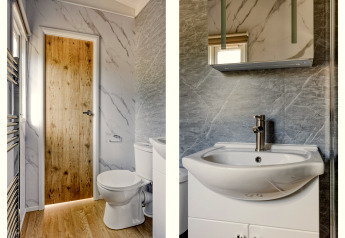 Baño moderno de Nova 4 personen en Bospark Ede, Países Bajos, con puerta de madera y paredes de mármol.