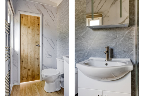 Salle de bain moderne à Nova 4 personen, Bospark Ede, Pays-Bas, avec porte en bois et murs en marbre.
