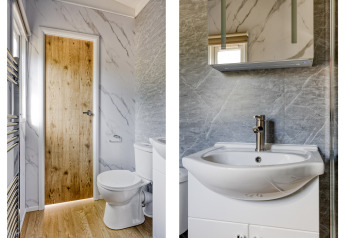 Baño moderno de Nova 4 personen en Bospark Ede, Países Bajos, con puerta de madera y paredes de mármol.
