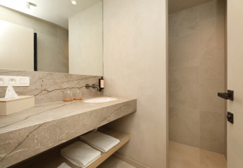 Modernes Badezimmer in der Group Lodge bei Woodz Lodges in Belgien mit Marmorspüle und großer Dusche.