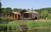 Wrap house met sauna en bad bij Resort de Parel, omringd door natuur in Nederland.