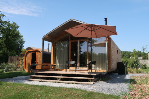 Wrap house-lodge met sauna, bad en terras bij Resort de Parel, omgeven door natuur in Nederland.