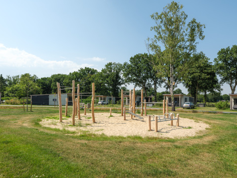 Aire de jeux avec structures en bois sur sable à Oak lodge, Vakantiepark Hölte, aux Pays-Bas.