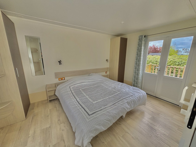 Dormitorio de la cabaña Cottage PMR para discapacitados en Camping Seasonova Le Point du Jour, Francia.