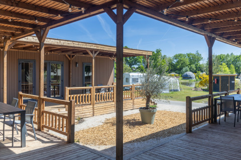 Espace extérieur à Tiny Wander Lodge au Holiday Park Sallandshoeve, Pays-Bas, avec vue sur caravanes et verdure.