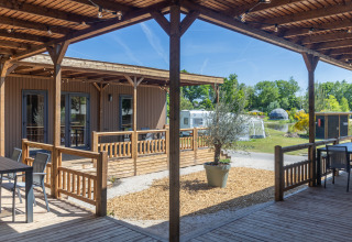Espace extérieur à Tiny Wander Lodge au Holiday Park Sallandshoeve, Pays-Bas, avec vue sur caravanes et verdure.