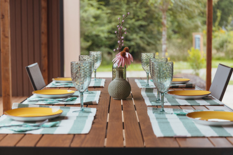 Table extérieure dressée pour six au Tiny Wander Lodge, Holiday Park Sallandshoeve, Pays-Bas.