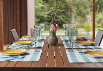 Table extérieure dressée pour six au Tiny Wander Lodge, Holiday Park Sallandshoeve, Pays-Bas.