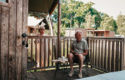 Couple senior prenant un café sur la terrasse d’une tente safari de luxe à Holiday Park Sallandshoeve.