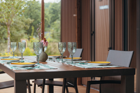 Table à manger extérieure dressée à Tiny Wander Lodge au Holiday Park Sallandshoeve, Pays-Bas.