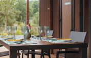 Table à manger extérieure dressée à Tiny Wander Lodge au Holiday Park Sallandshoeve, Pays-Bas.