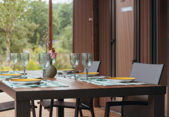 Table à manger extérieure dressée à Tiny Wander Lodge au Holiday Park Sallandshoeve, Pays-Bas.