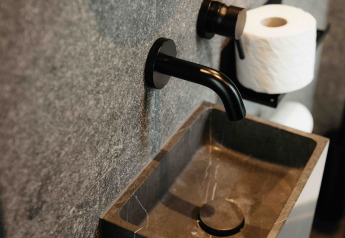 Modernes Badezimmer mit schwarzem Waschbecken, Wasserhahn und Toilettenpapierhalter, Nokken NKN-18 Kabine, Deutschland.