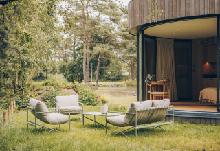Buiten zitgedeelte met moderne stoelen bij LumiPod tiny house in Wilsumer Berge, Duitsland.