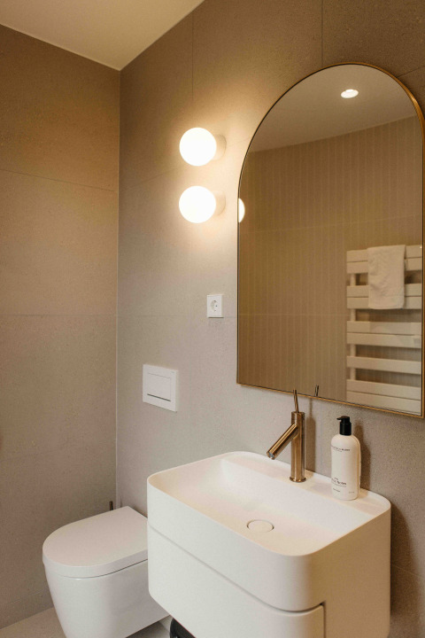 Moderne badkamer in de LumiPod tiny house op Wilsumer Berge, Duitsland met spiegel, wastafel en toilet.