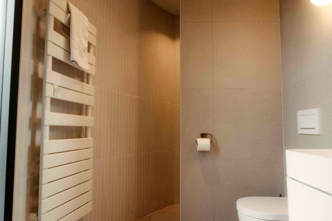 Modernes Badezimmer im LumiPod Tiny House in Wilsumer Berge, Deutschland, mit Handtuchwärmer.