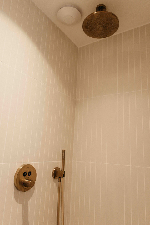 Moderne douche in een LumiPod tiny house met hottub bij Wilsumer Berge in Duitsland.