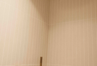 Moderne douche in een LumiPod tiny house met hottub bij Wilsumer Berge in Duitsland.
