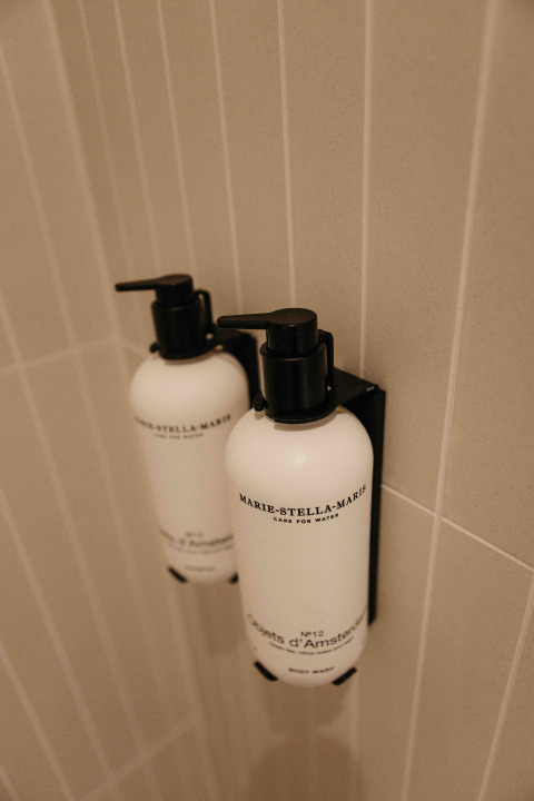 Twee gemonteerde Marie-Stella-Maris zeepdispensers in de badkamer van LumiPod met hottub bij Wilsumer Berge, Duitsland.