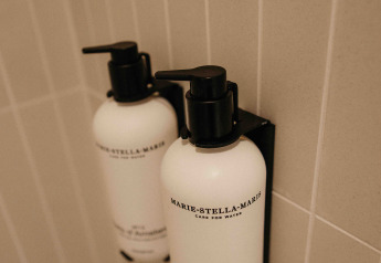 Due dispenser Marie-Stella-Maris montati nel bagno del LumiPod con vasca idromassaggio a Wilsumer Berge, Germania.