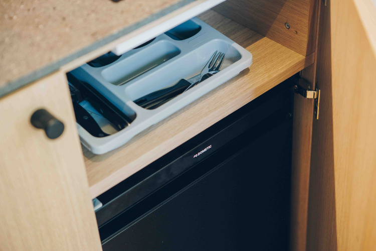 Keukenlade met bestekbak en koelkast in een tiny house, LumiPod met hottub, Wilsumer Berge, Duitsland.