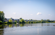Lodge moderni lungo un lago tranquillo al Familievakantiepark Krieghuusbelten, Overijssel, Paesi Bassi.