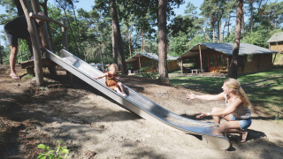 Enfant glissant sur un toboggan au Familievakantiepark Krieghuusbelten, Overijssel, Pays-Bas.