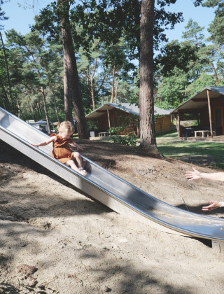 Enfant glissant sur un toboggan au Familievakantiepark Krieghuusbelten, Overijssel, Pays-Bas.