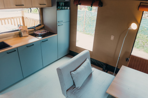 Interior de Wander Lodge en Holiday park De Boshoek, Países Bajos, con cocina moderna y zona de estar.