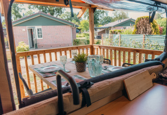 Blick von der Wander Lodge im Holiday Park De Boshoek, gedeckter Tisch auf Veranda, Niederlande.