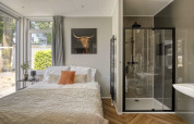 Dormitorio luminoso en Veluwehoeve, Bospark Ede, con cama doble, ducha moderna y grandes ventanas.