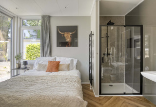 Helles Zimmer in Veluwehoeve, Bospark Ede, mit Doppelbett, modernem Duschbad und großen Fenstern.