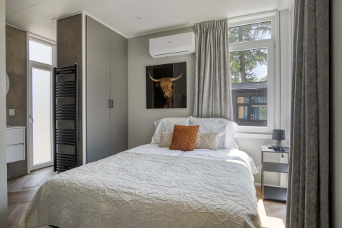 Camera moderna con letto matrimoniale presso Veluwehoeve, Bospark Ede, Paesi Bassi e luce naturale.