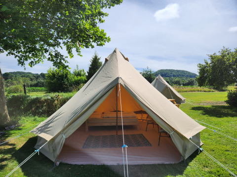 Safari telt ved navn Belltent på Camp Diekirch i Luxembourg, omgivet af grøn natur og smukke landskaber.