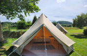 Safaritent Belltent bij Camp Diekirch in Luxemburg, gelegen tussen groene natuur en mooie uitzichten.