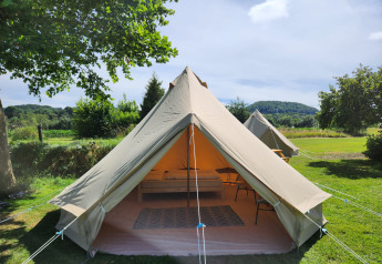 Safaritent Belltent bij Camp Diekirch in Luxemburg, gelegen tussen groene natuur en mooie uitzichten.
