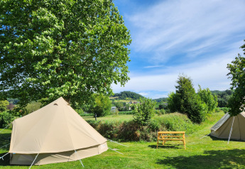 Safari telt Belltent ved Camp Diekirch i Luxembourg på en solrig dag med grønne marker og træer.