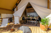 Safaritent met houten terras en eetruimte bij Camping Arena One 99 Glamping in Kroatië.