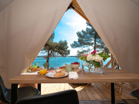 Colazione in una tenda safari presso Camping Arena One 99 Glamping in Croazia, vista mare.