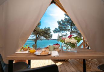 Petit déjeuner dans une tente safari au Camping Arena One 99 Glamping en Croatie, vue sur la mer.