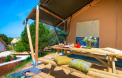 Buiten eetplek bij tweeslaapkamer safaritent van Camping Arena One 99 Glamping in Kroatië.