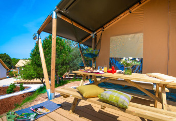 Zona pranzo esterna davanti alla tenda safari con due camere presso Camping Arena One 99 Glamping in Croazia.