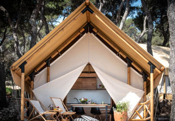 Tenda safari con due camere da letto al Camping Arena One 99 Glamping in Croazia, immersa nella natura.